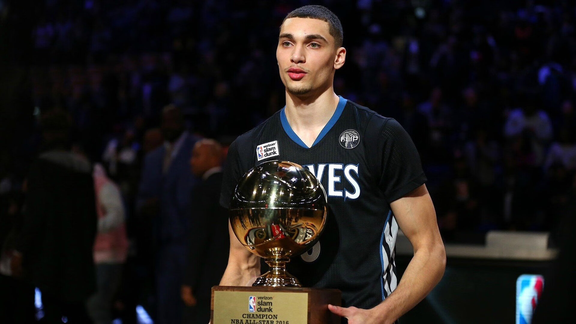 “全力奔跑！武汉马拉松激烈角逐中”